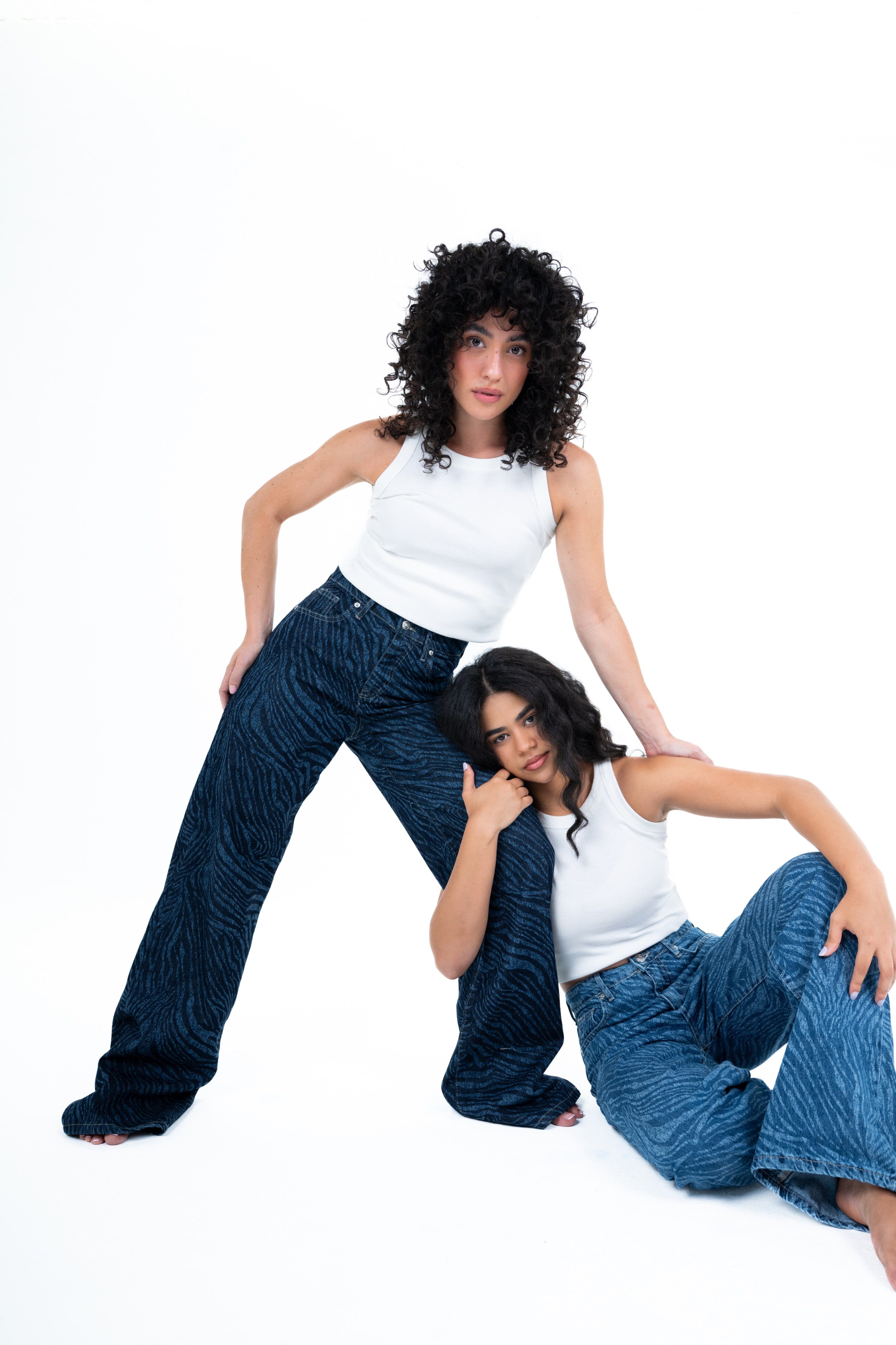 بنطال جينز بطبعة حمار وحشي فاتح اللون