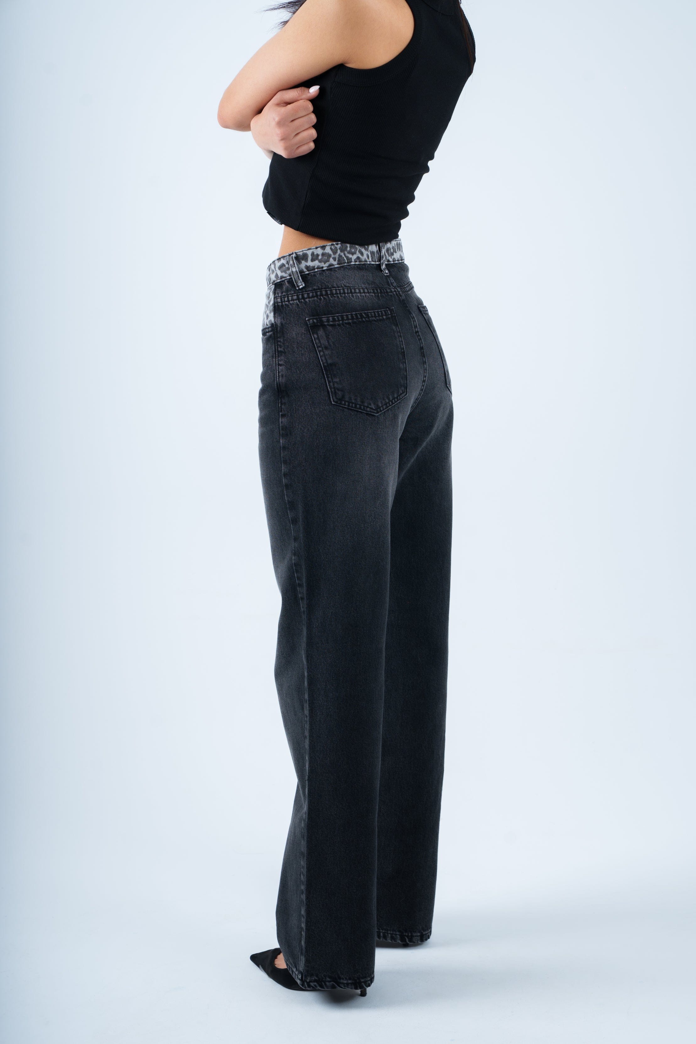 بنطال جينز رمادي غامق بنقشة جلد النمر وخصر مرتفع وساق مستقيمة