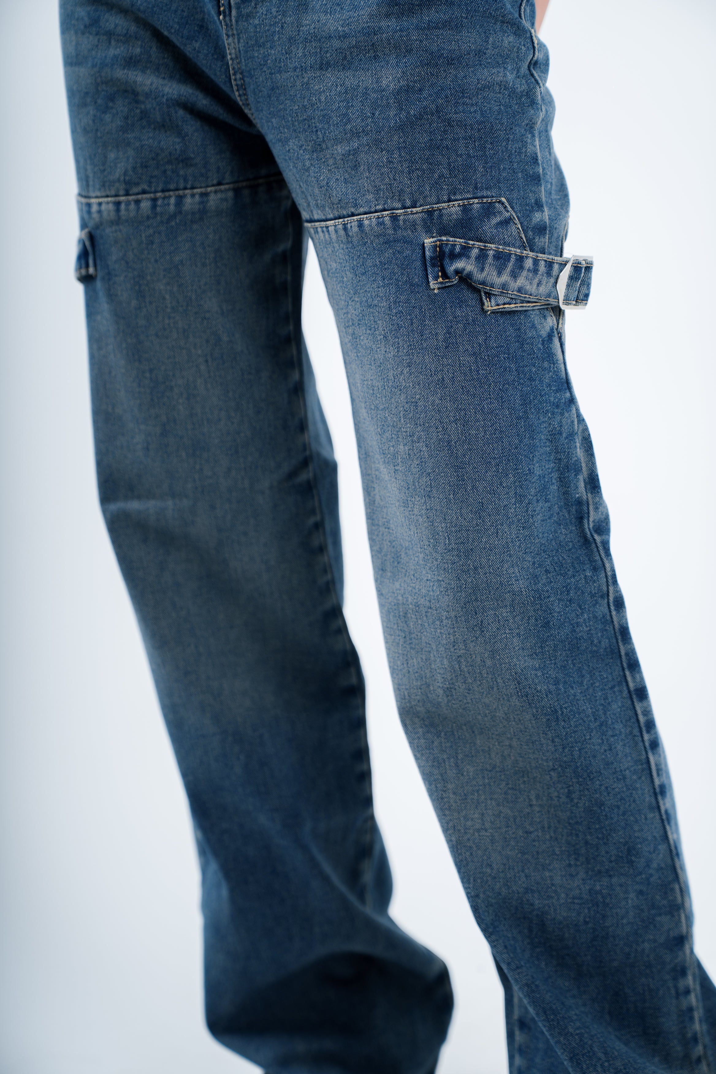 بنطال جينز مستقيم الساق بخصر مرتفع ومغسول بشكل متسخ