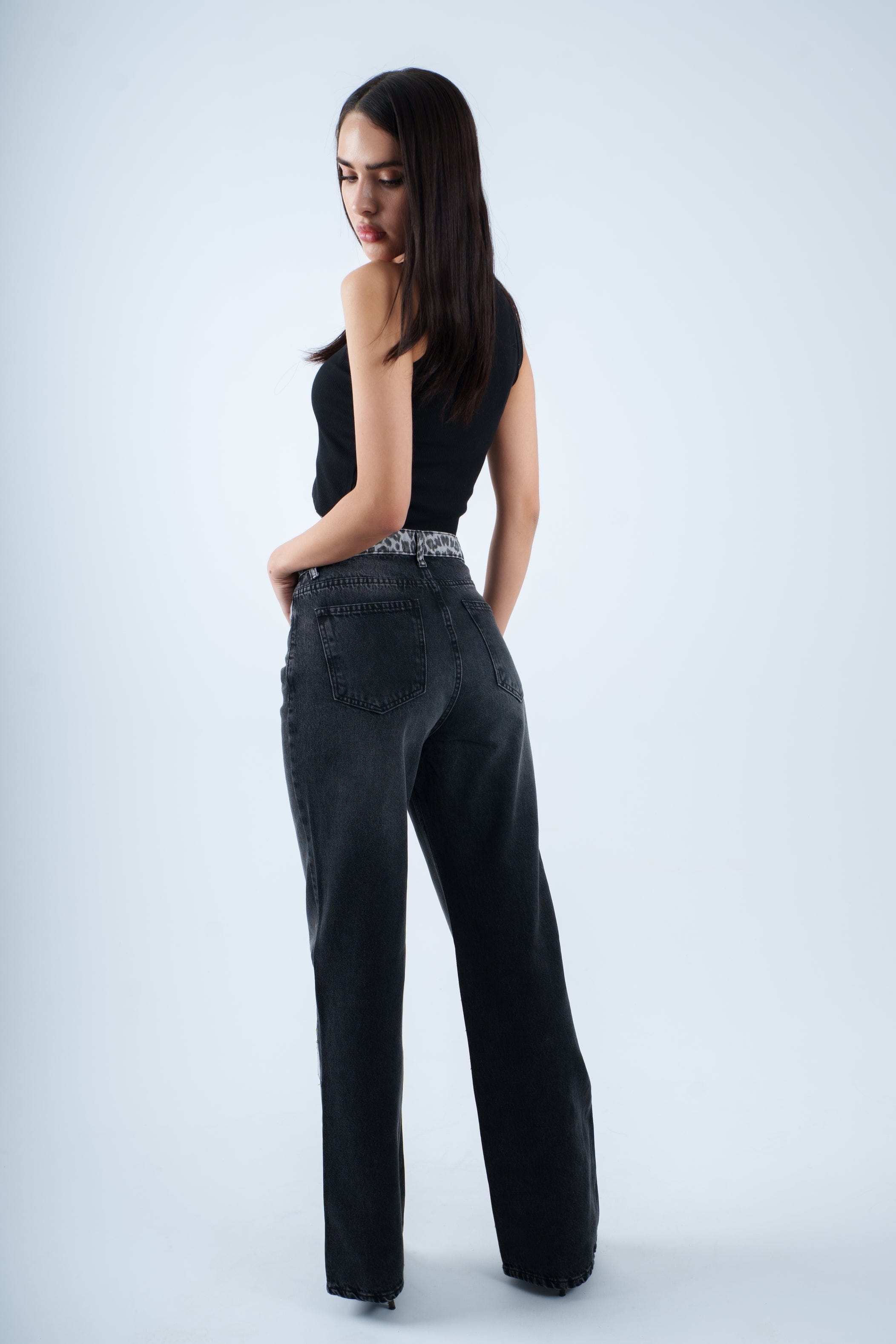 بنطال جينز رمادي غامق بنقشة جلد النمر وخصر مرتفع وساق مستقيمة