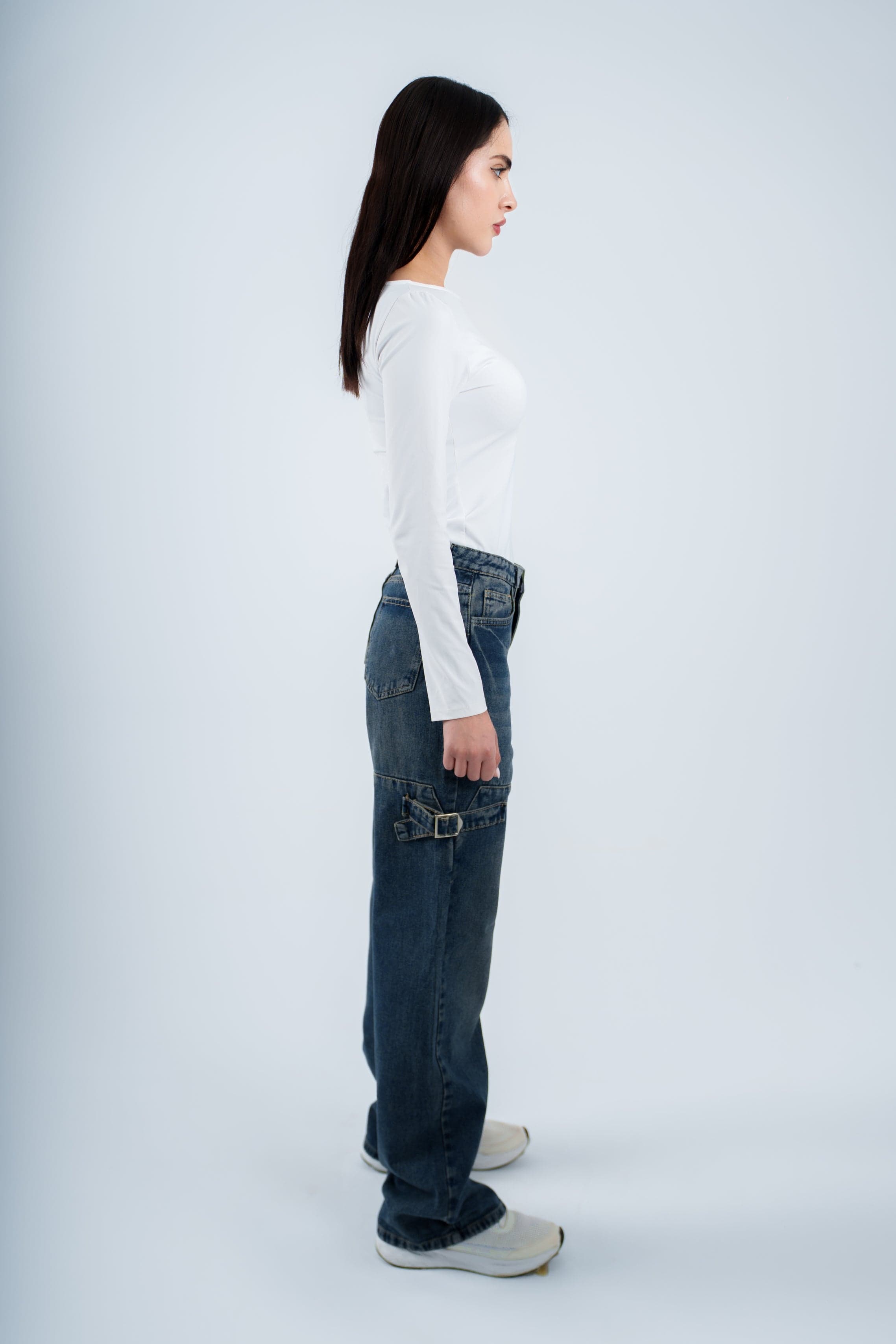 بنطال جينز مستقيم الساق بخصر مرتفع ومغسول بشكل متسخ