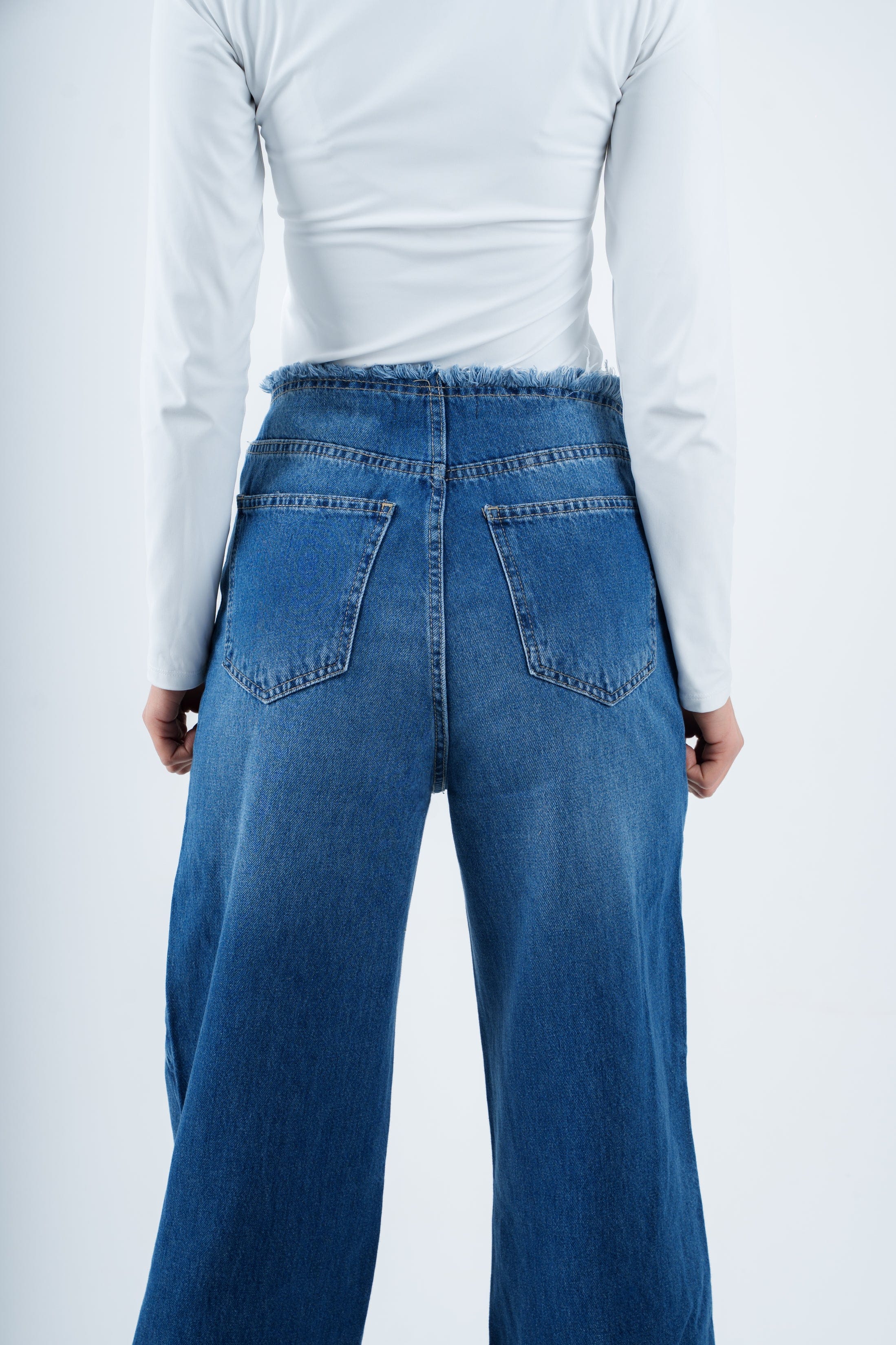 بنطلون جينز بدون خصر وواسع الساق متوسط الغسيل