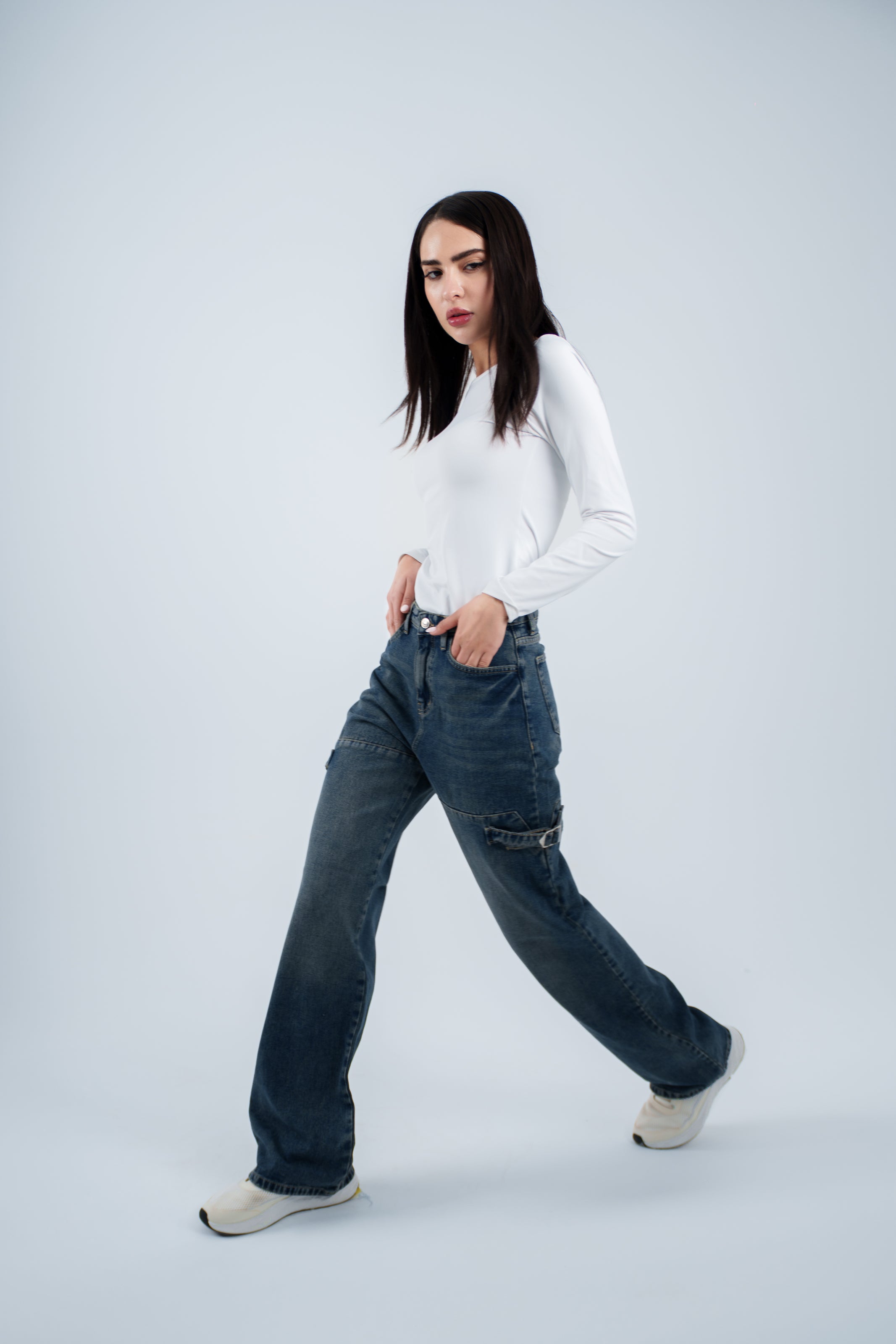 بنطال جينز مستقيم الساق بخصر مرتفع ومغسول بشكل متسخ