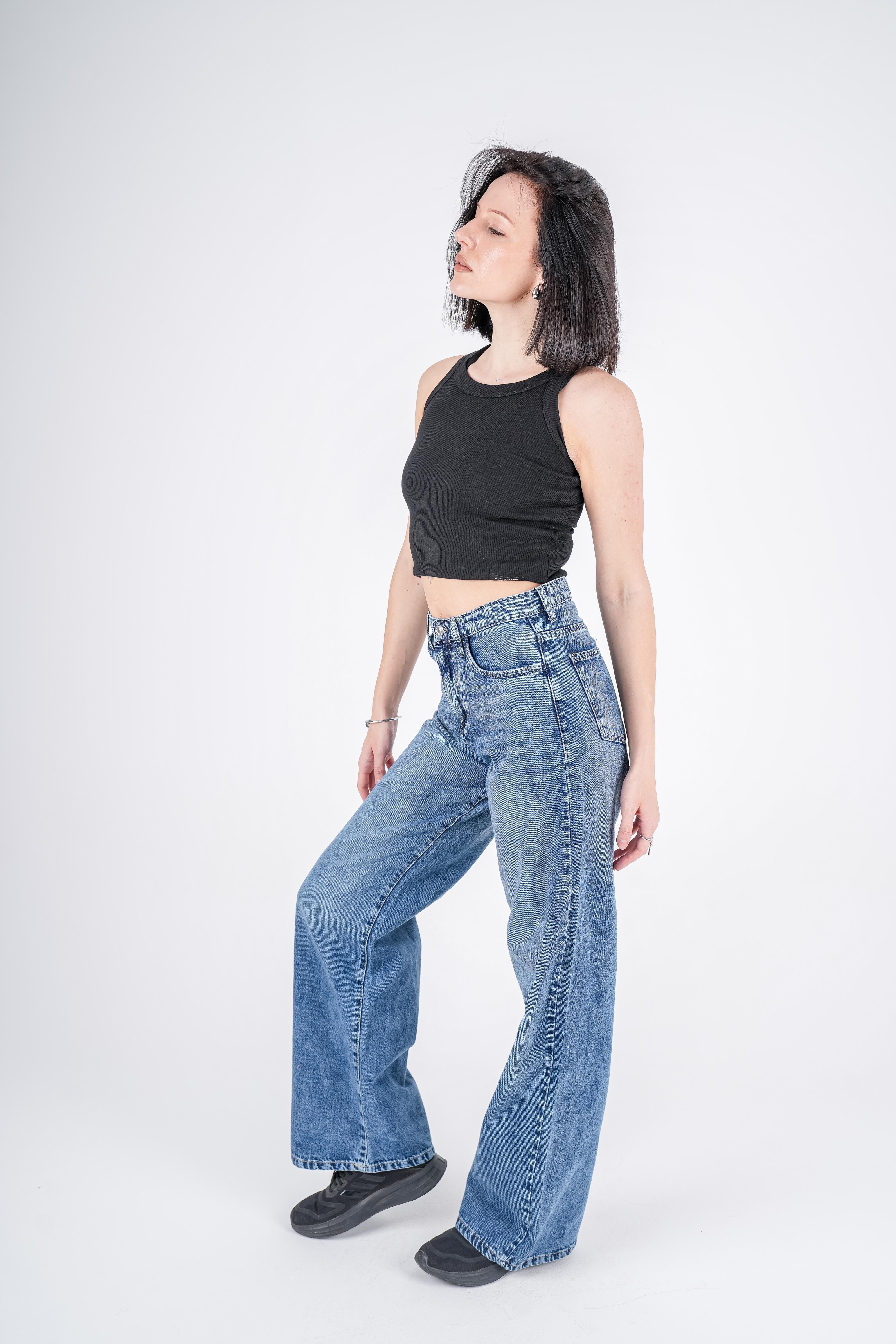 بنطال جينز واسع الساق بخصر مرتفع وغسيل متوسط