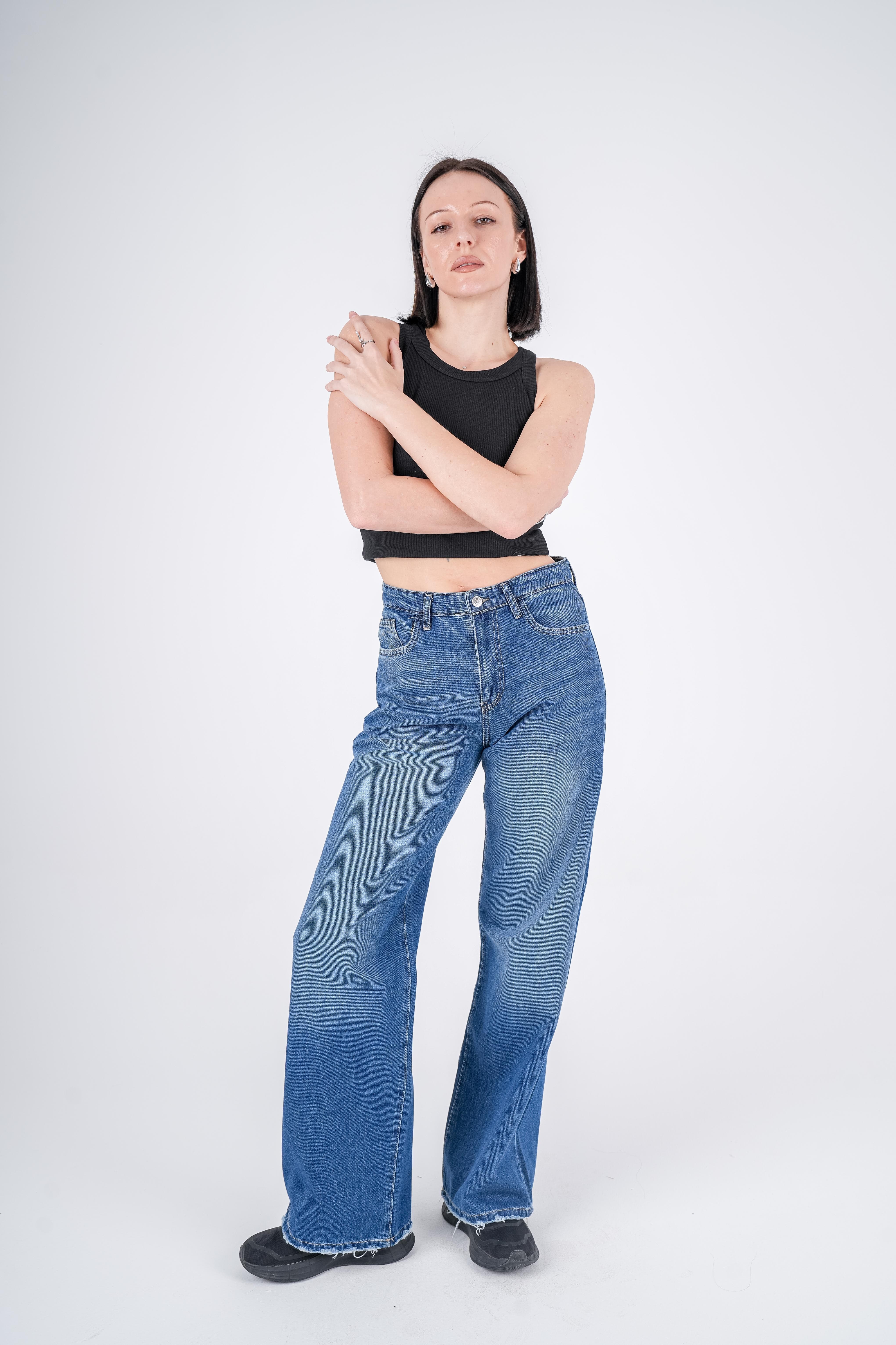 بنطال جينز واسع الساق وخصر مرتفع باللون الأزرق الداكن