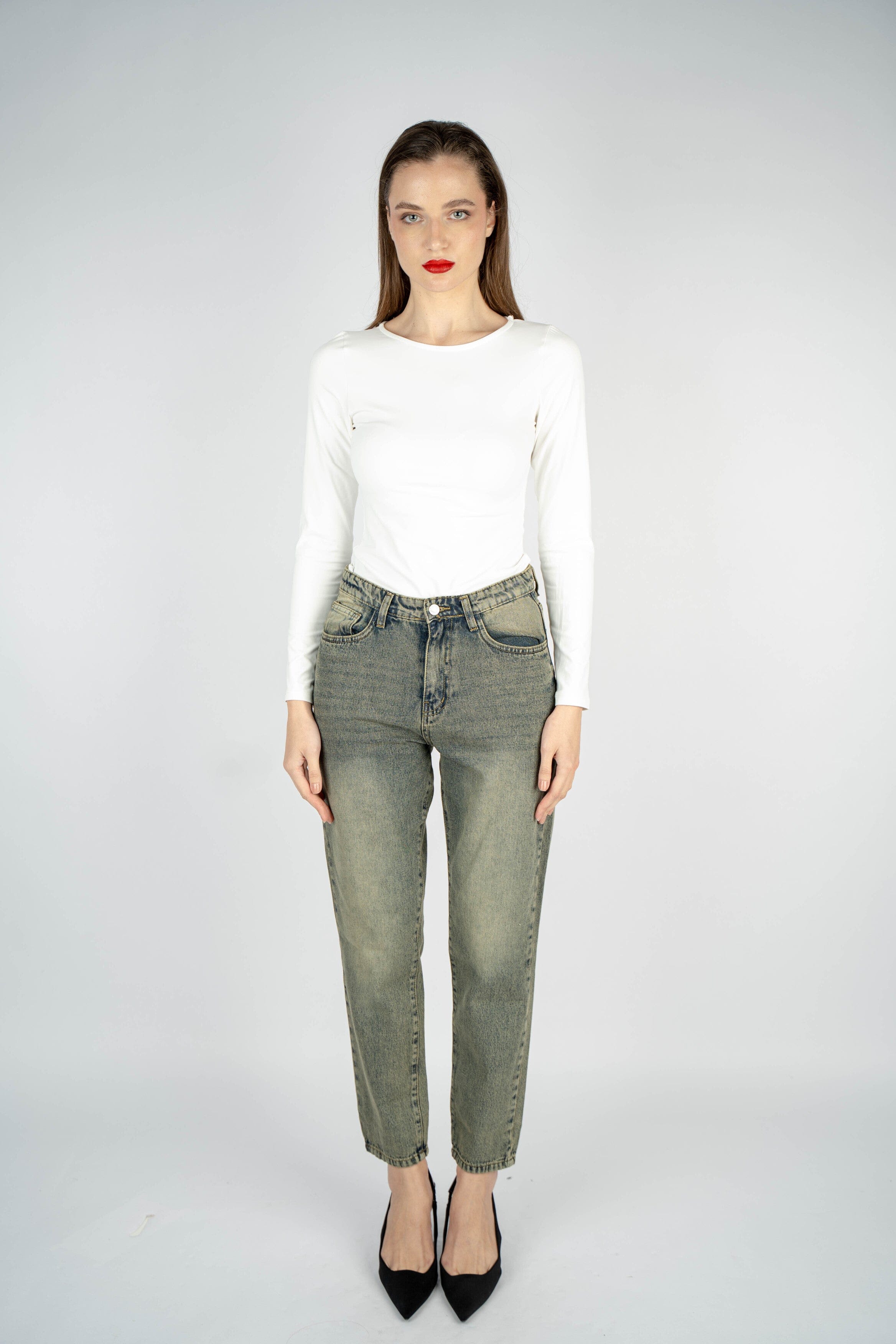 بنطلون جينز عالي الخصر بقصّة Mom Fit، قابل للغسل المتسخ