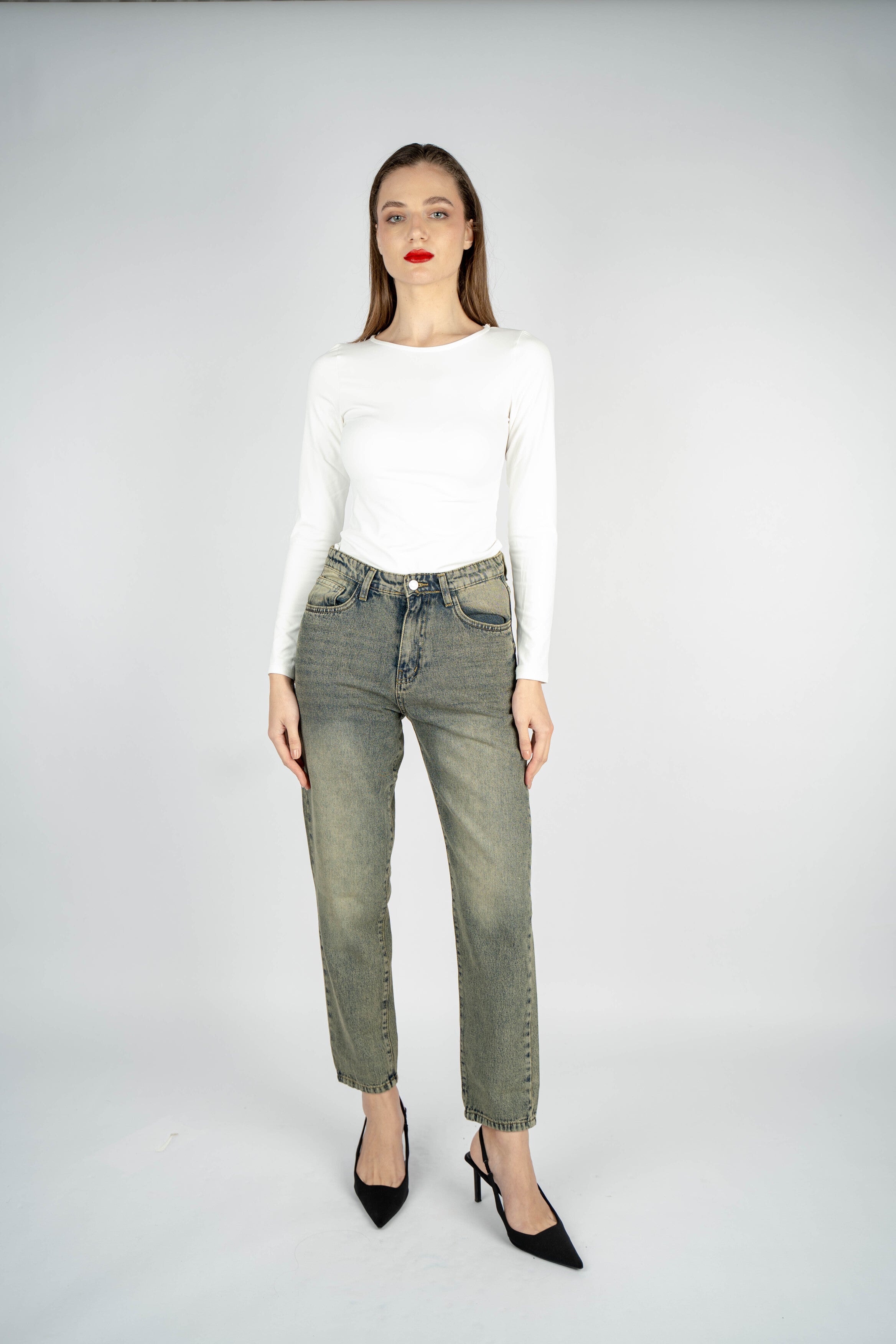 بنطلون جينز عالي الخصر بقصّة Mom Fit، قابل للغسل المتسخ