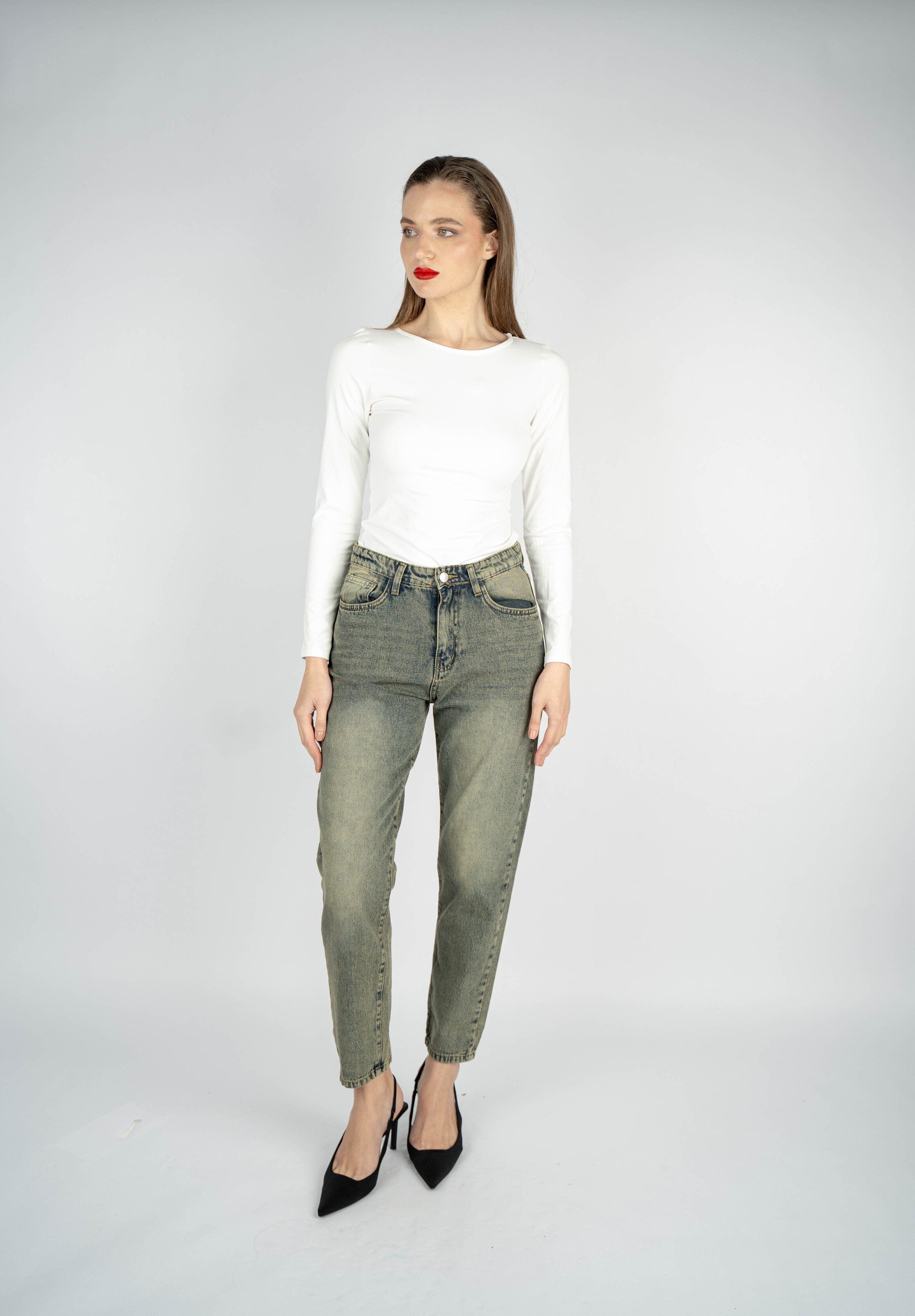 بنطلون جينز عالي الخصر بقصّة Mom Fit، قابل للغسل المتسخ