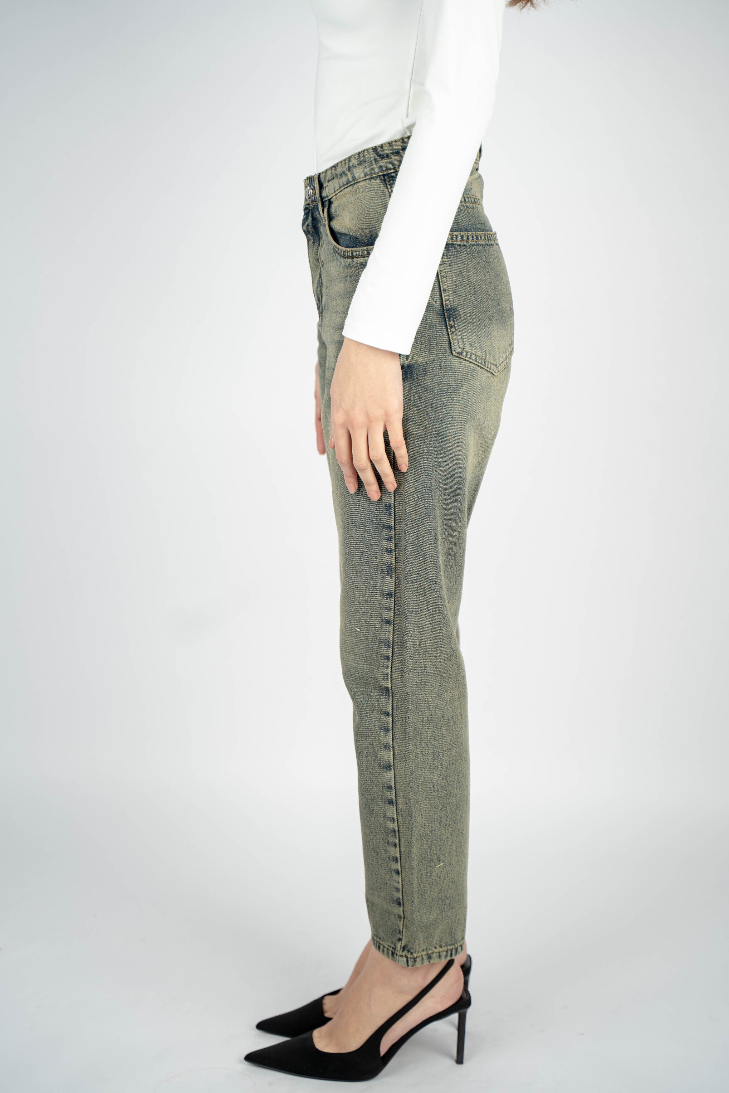 بنطلون جينز عالي الخصر بقصّة Mom Fit، قابل للغسل المتسخ