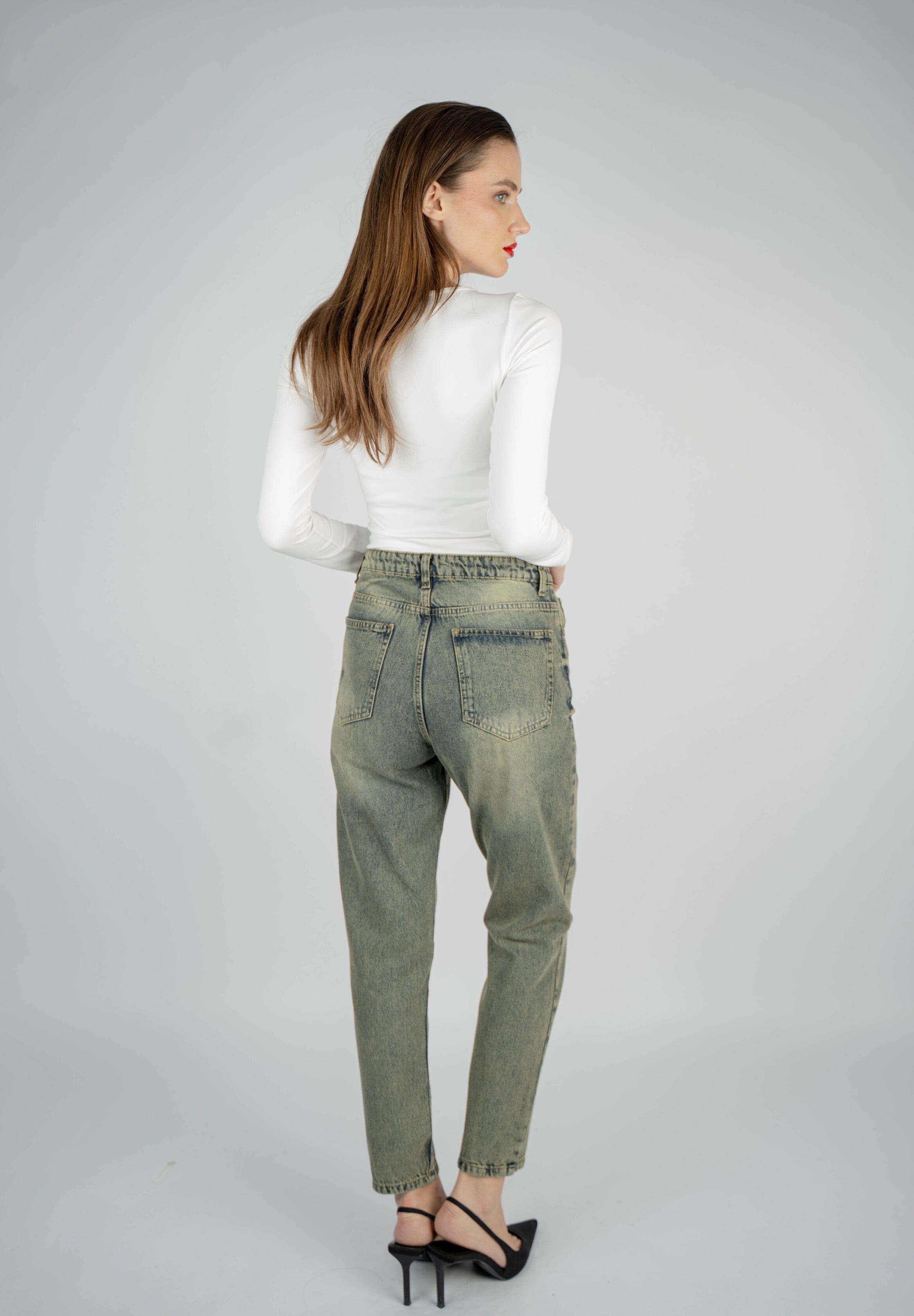 بنطلون جينز عالي الخصر بقصّة Mom Fit، قابل للغسل المتسخ