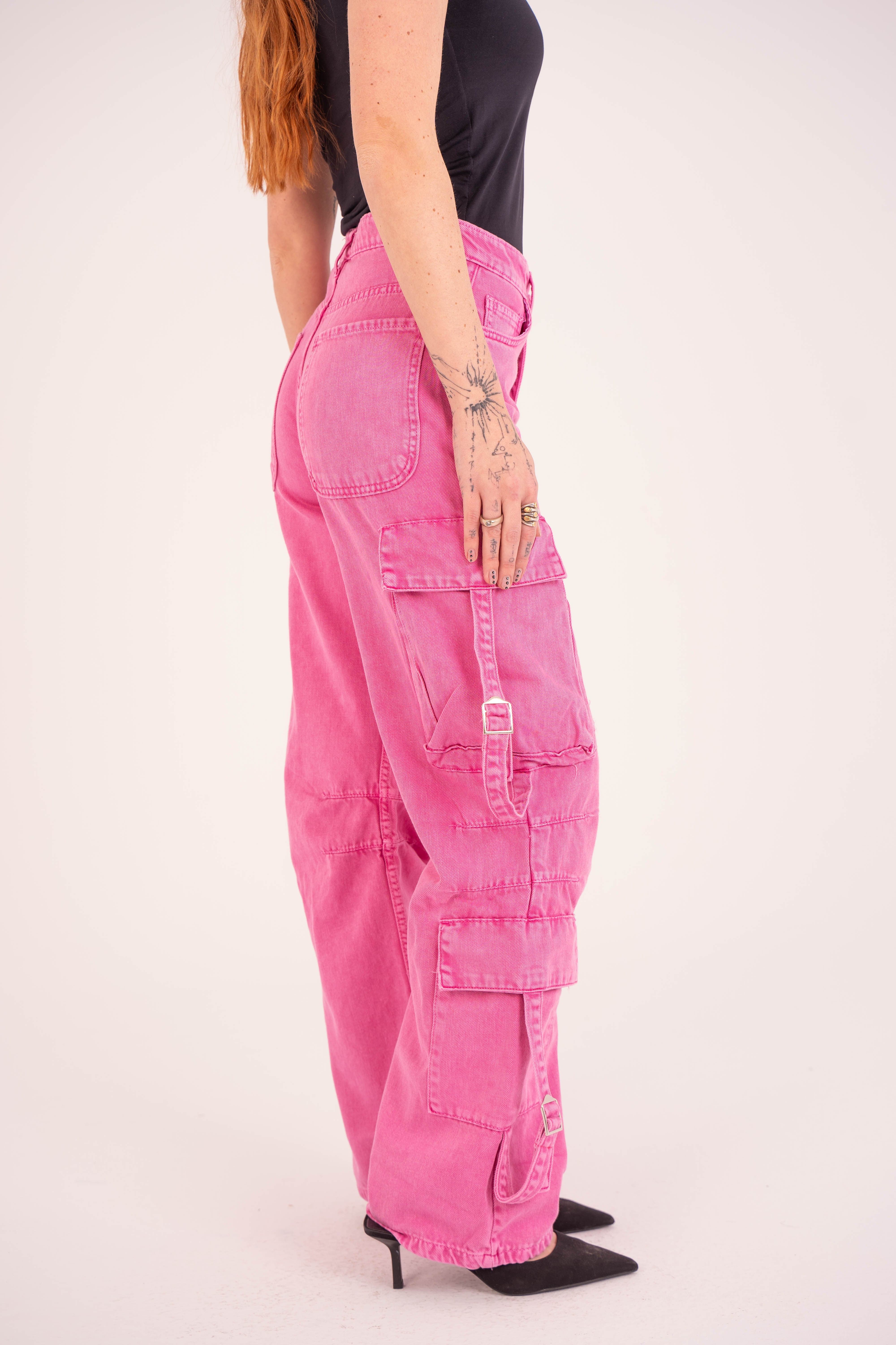 بنطال جينز كارغو وردي اللون بخصر مرتفع