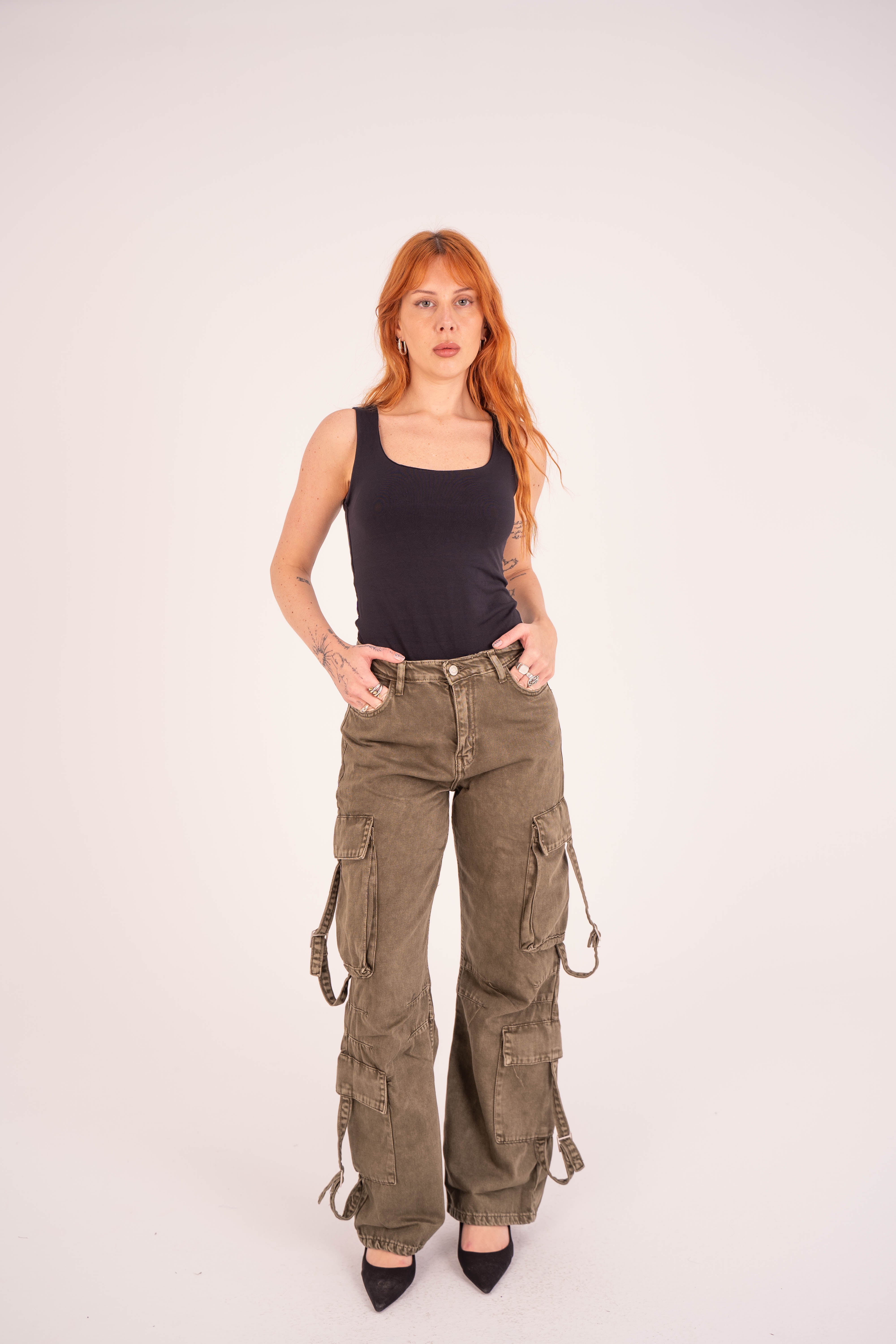 بنطال جينز كارغو عالي الخصر من حجر الزيتون