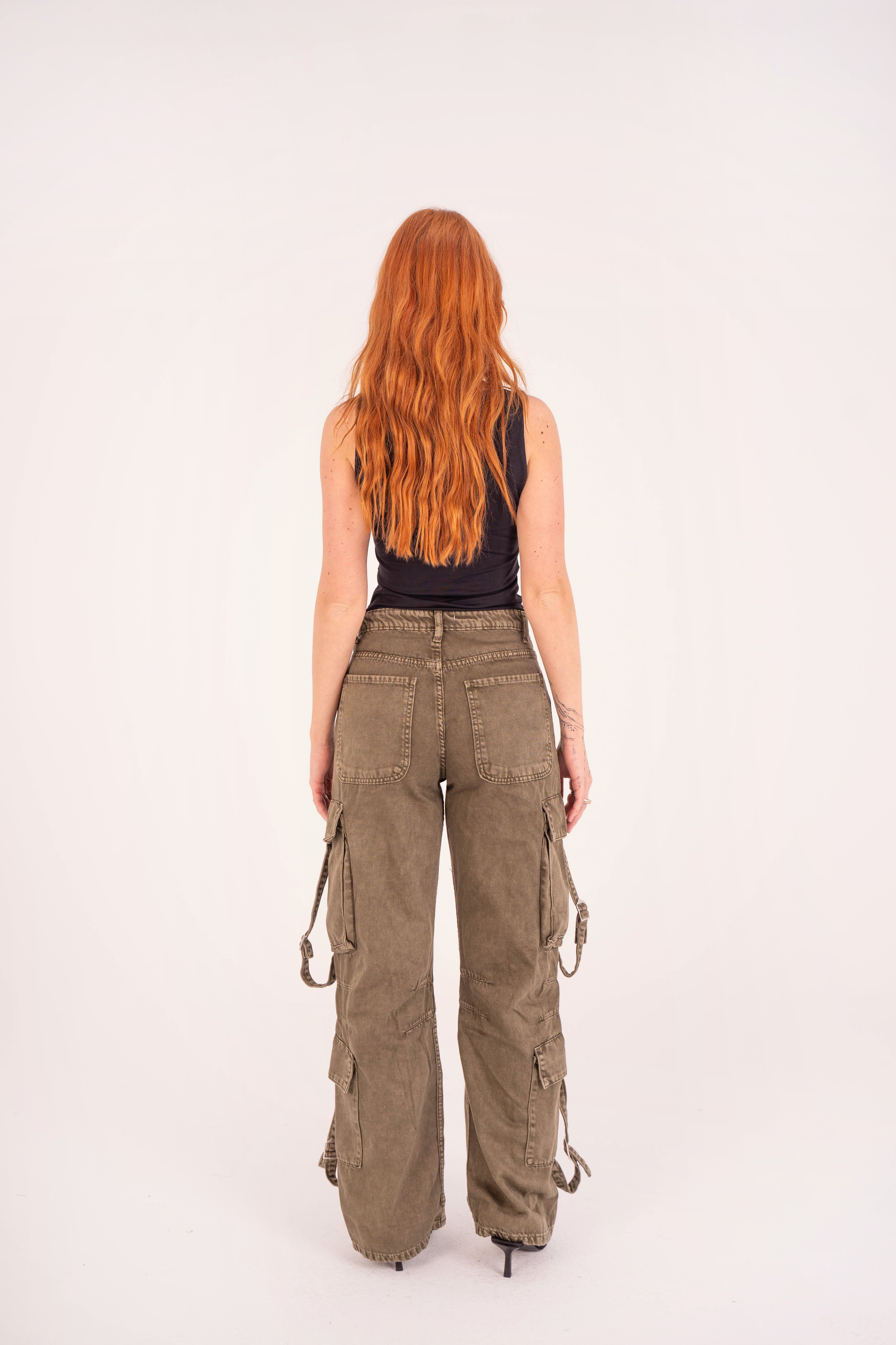 بنطال جينز كارغو عالي الخصر من حجر الزيتون