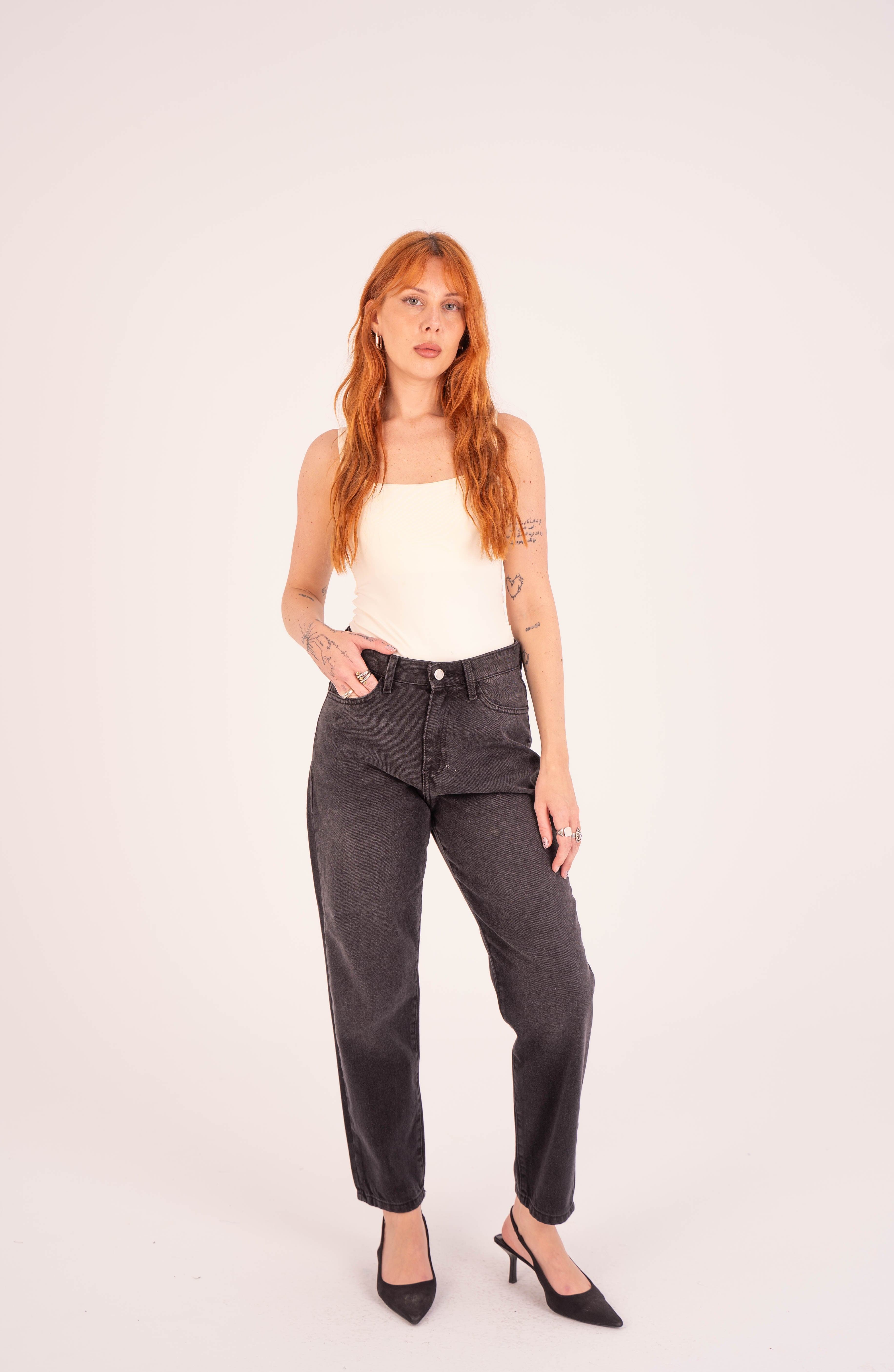 بنطال جينز رمادي بخصر عالٍ وقصة ضيقة