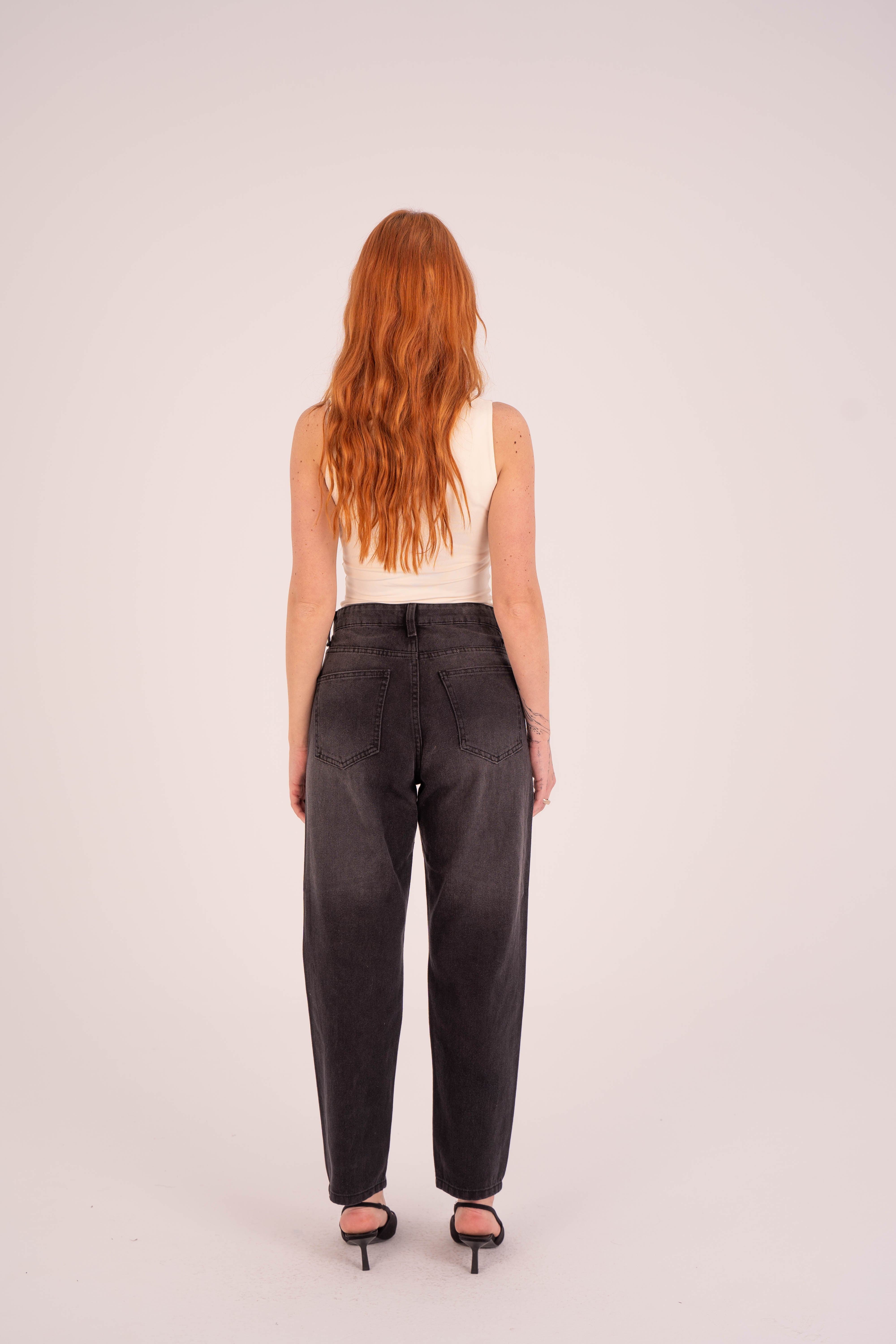 بنطال جينز رمادي بخصر عالٍ وقصة ضيقة