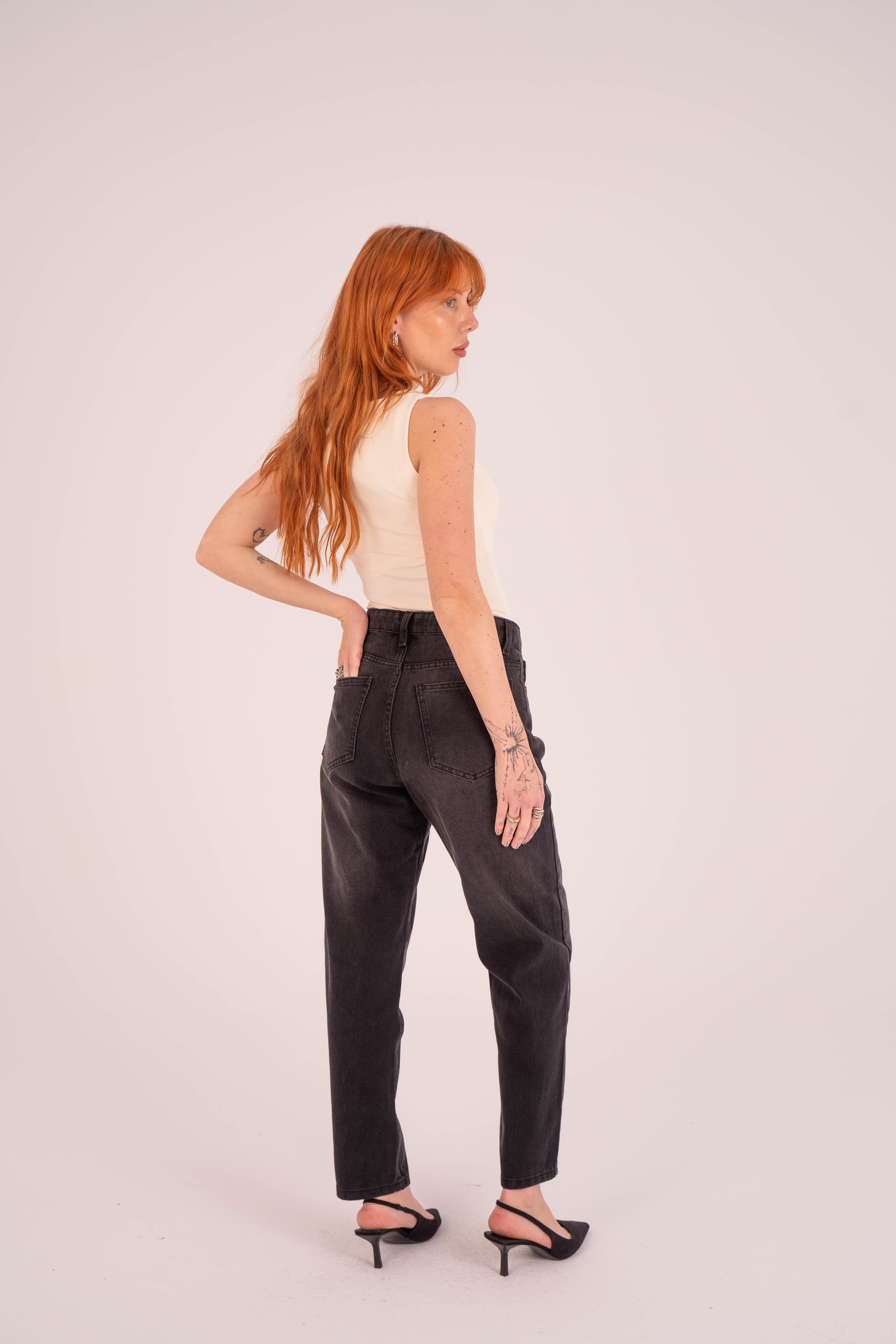 بنطال جينز رمادي بخصر عالٍ وقصة ضيقة