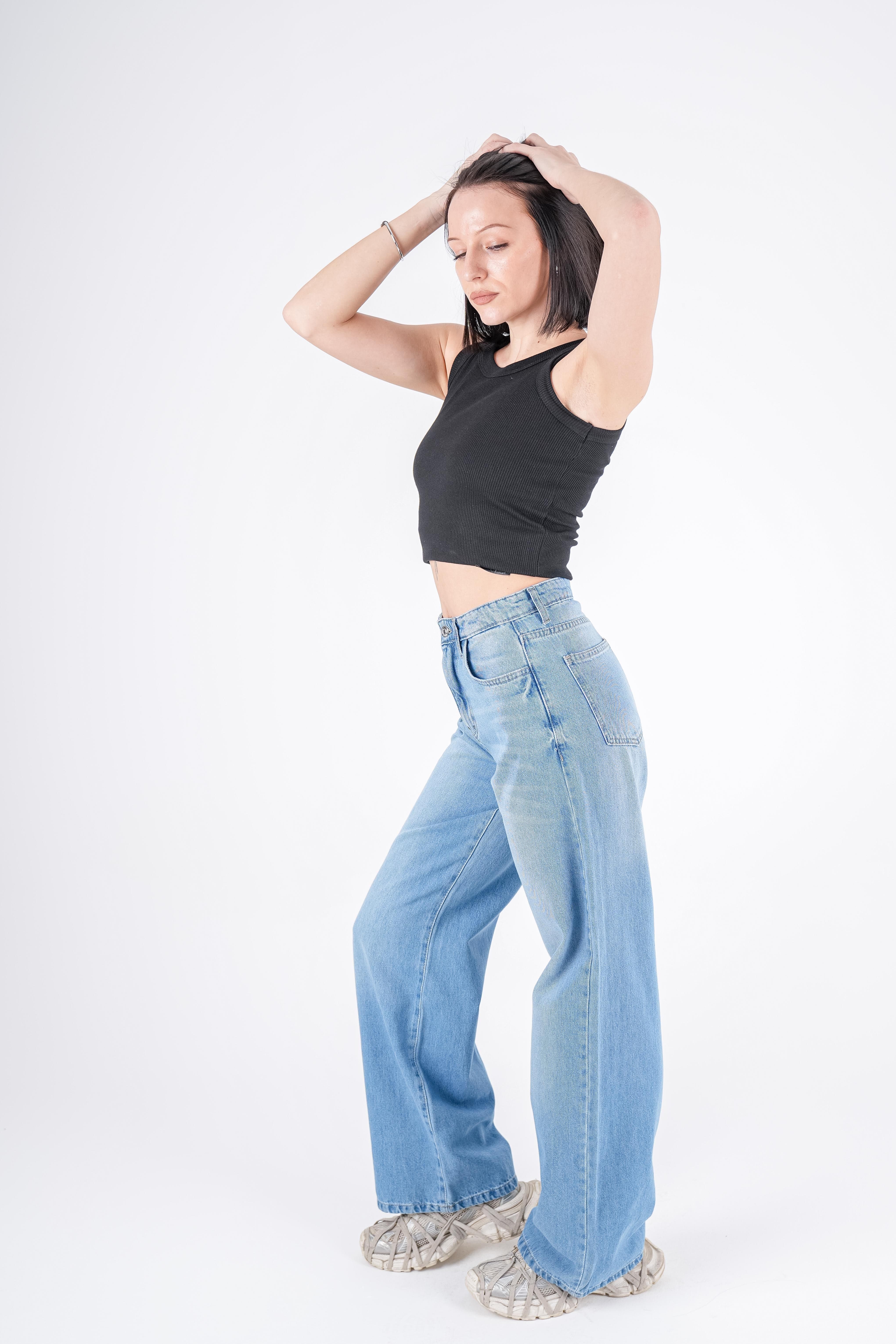 بنطال جينز واسع الساق بخصر مرتفع وغسيل خفيف