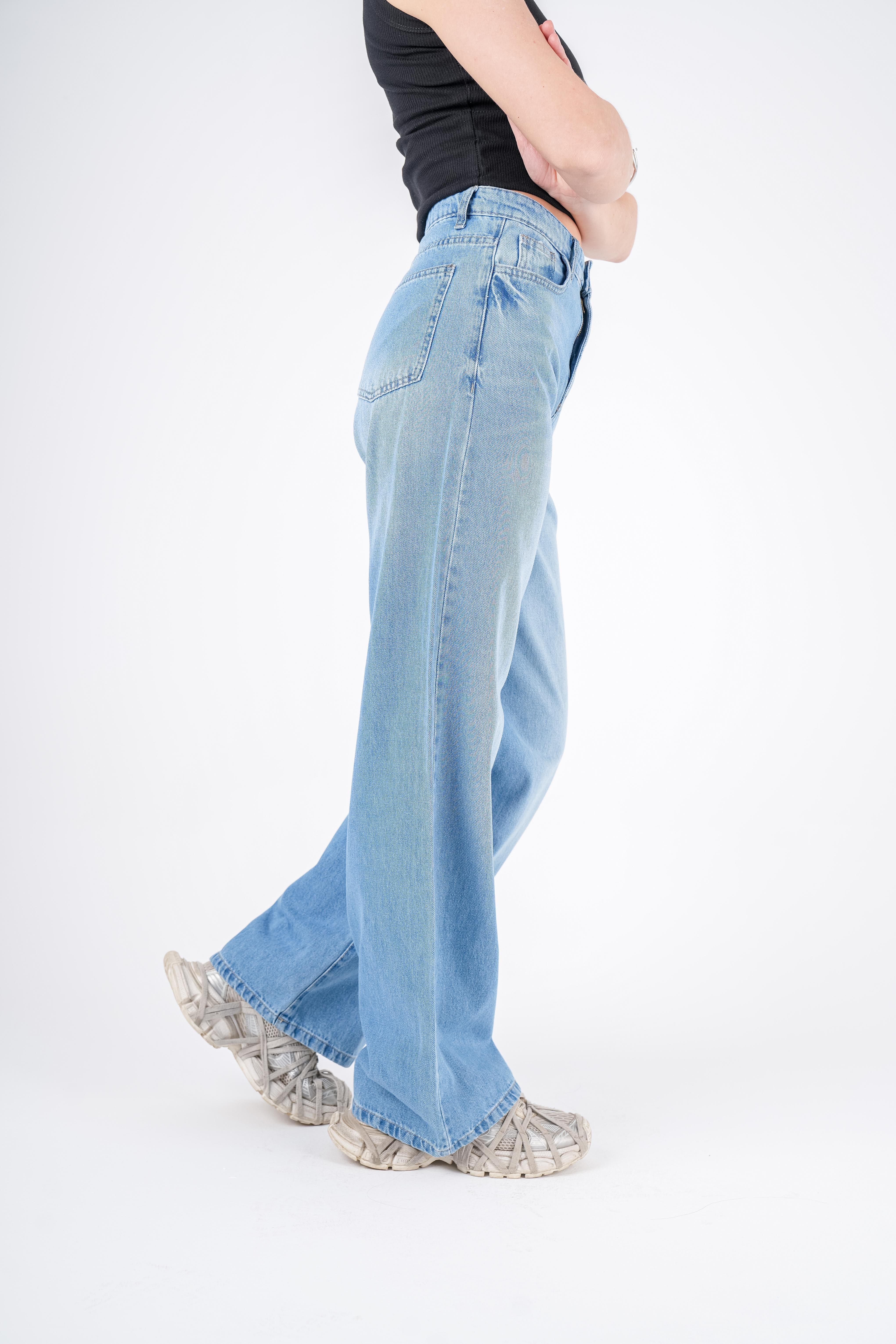 بنطال جينز واسع الساق بخصر مرتفع وغسيل خفيف