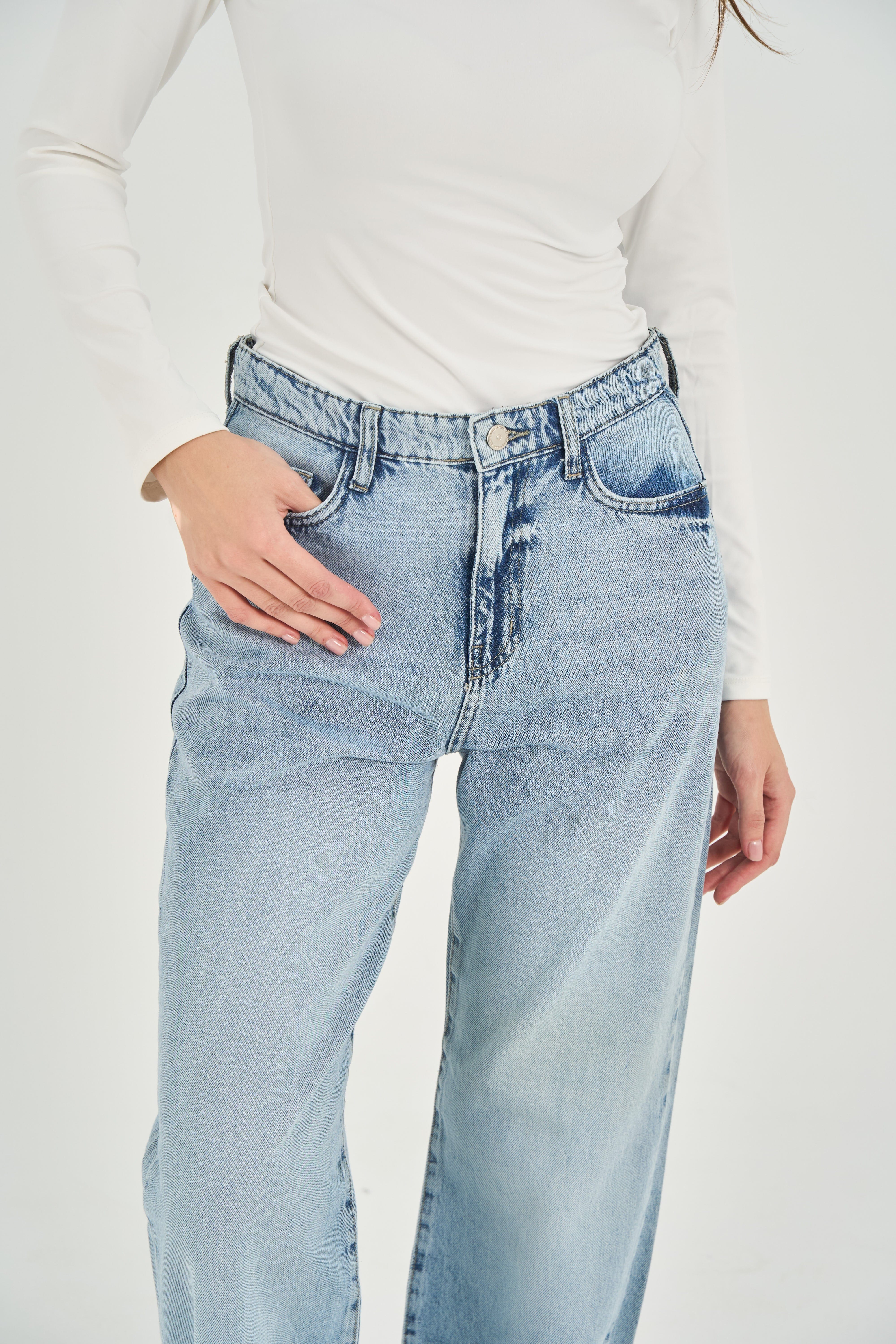 بنطال جينز مستقيم الساق بخصر مرتفع وغسيل خفيف