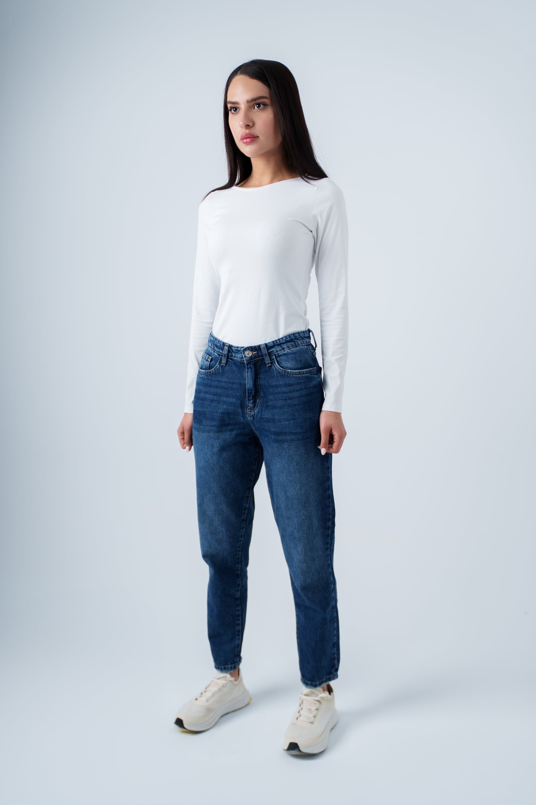 بنطال جينز أزرق داكن بخصر عالٍ وقصة ضيقة