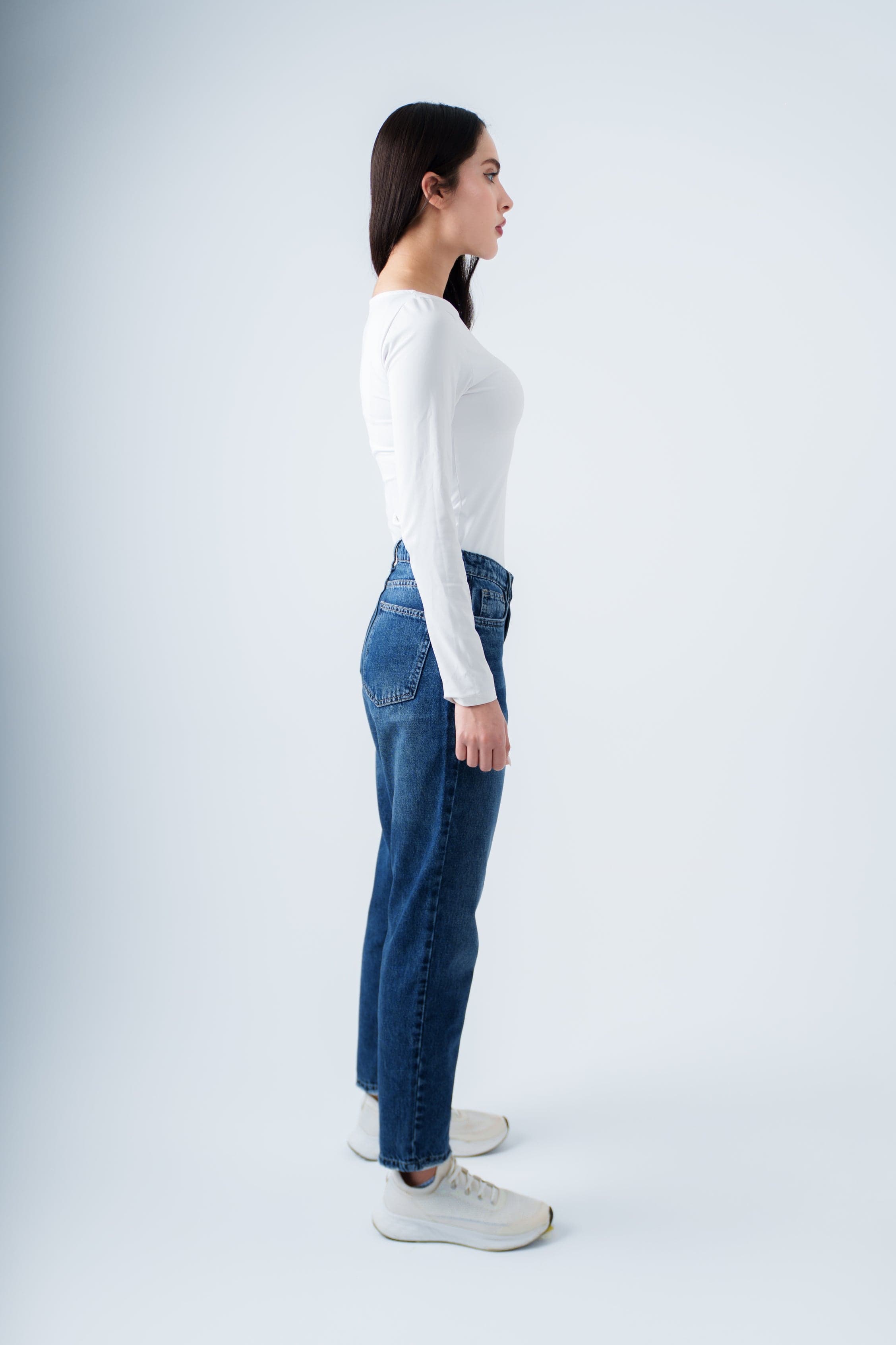 بنطال جينز أزرق داكن بخصر عالٍ وقصة ضيقة