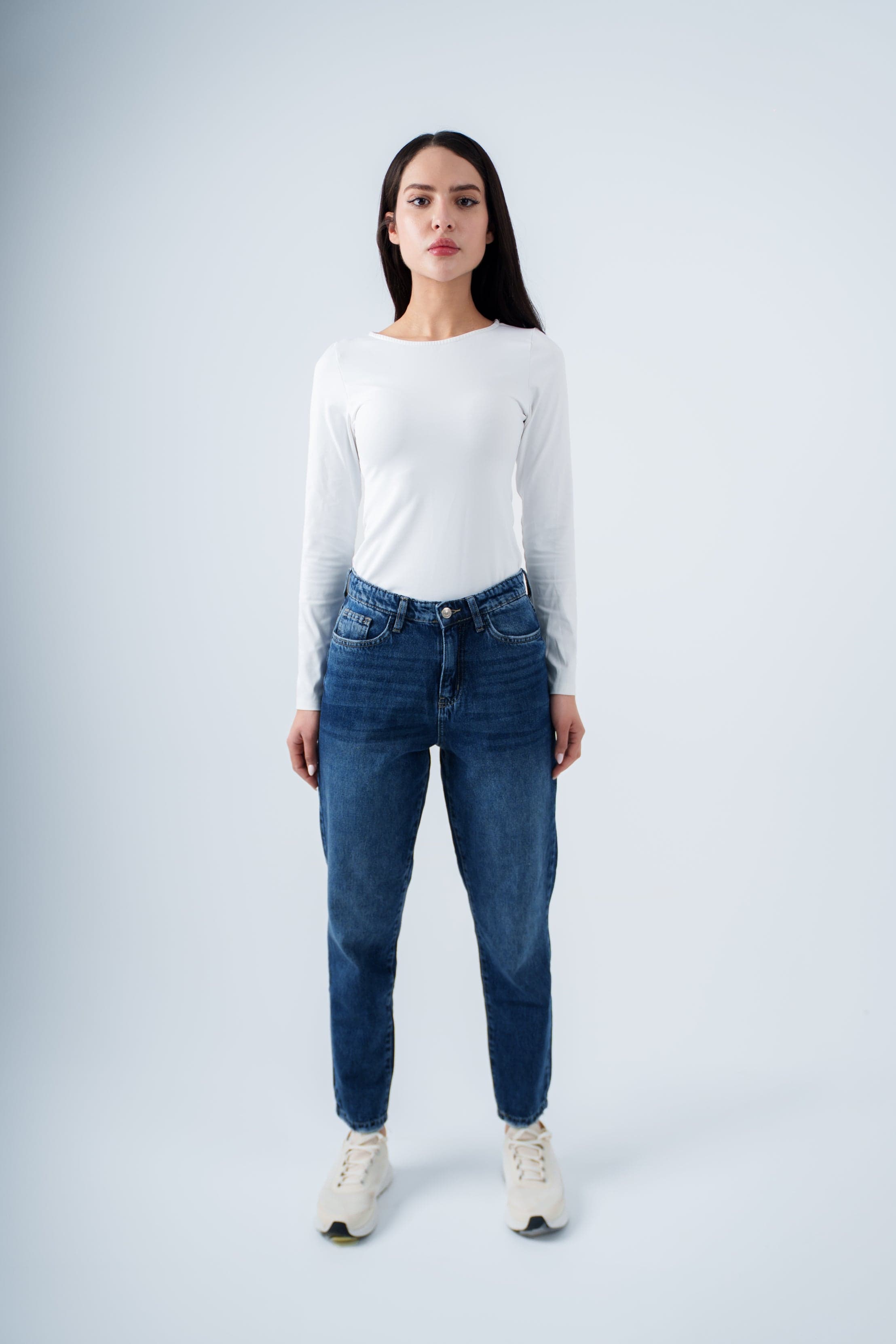 بنطال جينز أزرق داكن بخصر عالٍ وقصة ضيقة